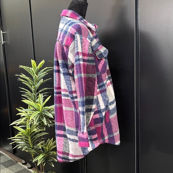 Legendary Whitetails Treasure Fleece Shacket,plaid,chest & hip pockets,snap up - Picture 8 of 12